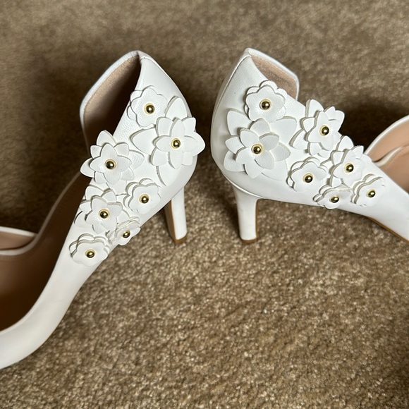 Kelly & Katie Flowered White & Gold Heels - Picture 3 of 7